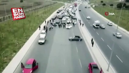 Düğün konvoyu yolu kapattı