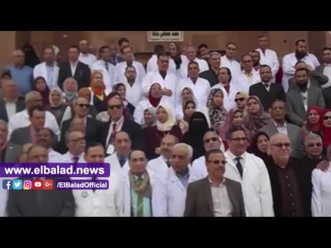 صدى البلد | وقفة اجتجاجية بطب المنصورة اعتراضا على توصية مجلس النواب بعزل رئيس الجامعة