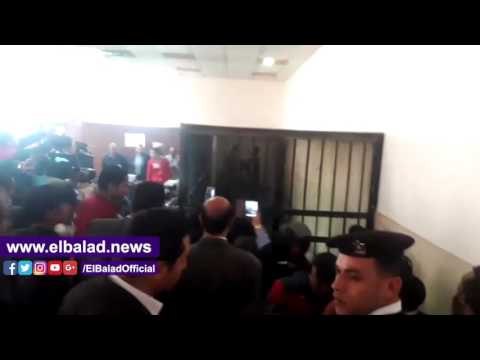 صدى البلد | مشادة بين قاضى الحشيش وسائقه داخل القفص.. وصديقته لطمت على وجهها بعد النطق بالحكم