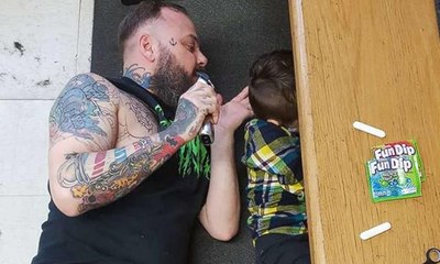 حلاق اضطُر للاستلقاء على الأرض بسبب طفل... القصة رائعة!