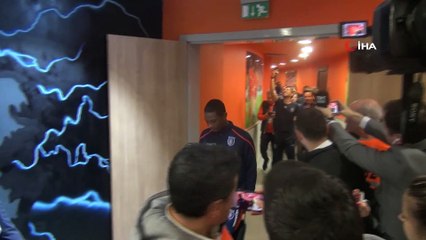 Başakşehir’de futbolcular şampiyonluk şarkılarıyla stattan ayrıldı