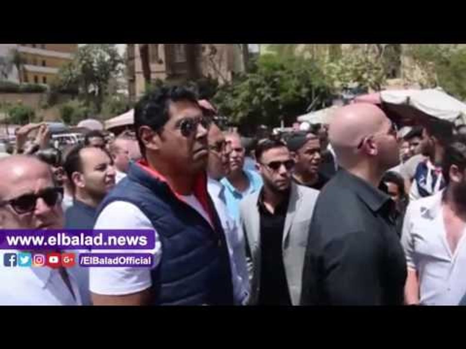 صدى البلد | العدل والسقا وإمام وسعد ورزق يشاركون فى جنازة والدة شريف عرفة