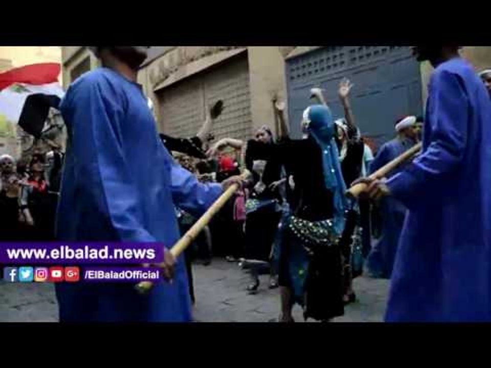 صدى البلد |أهالي شارع المعز يطلقون الزغاريد فرحا بفرق الطبول الدولية