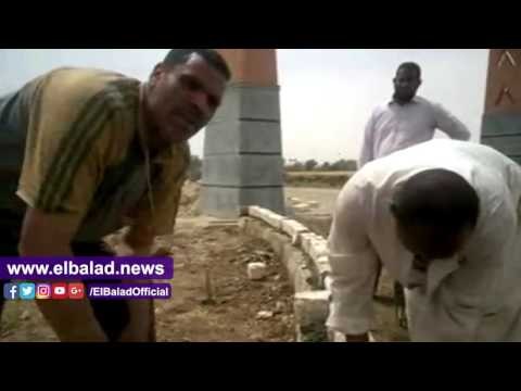 صدى البلد | جزيرة دندرة تستغل عيد العمال فى إنشاء بوابة لمدخل القرية