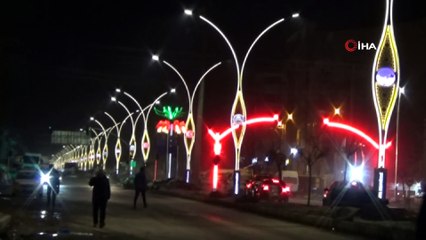 Yüksekova caddelerinde ışıklandırma çalışmaları devam ediyor