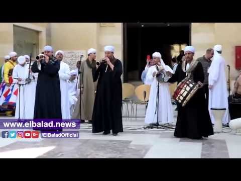 صدى البلد | زوار المتحف الإسلامي يرقصون مع التنورة علي المزمار البلدي