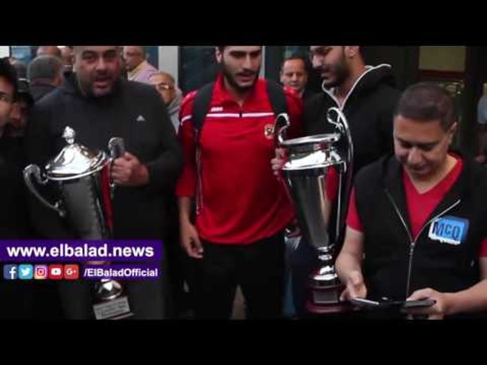 صدى البلد | لاعبو الأهلي لليد يحتفلون بكأسي سوبر إفريقيا وكأس الكؤوس فور وصولهم