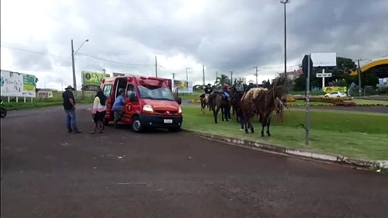 Homem fica ferido ao cair de cavalo na Av. Brasil