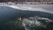 The Beijingers braving icy waters in winter