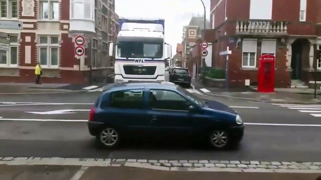 Il se fait arracher sa voiture par un camion qui rate son virage