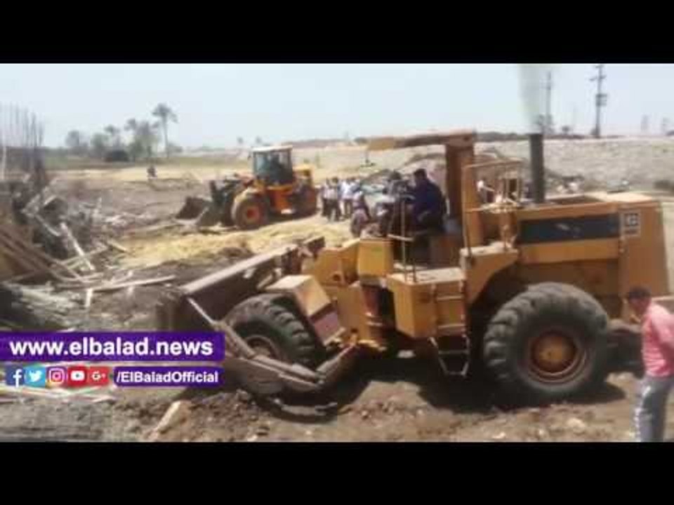 صدى البلد | حملة امنية مكبرة لازالة عدد من التعديات علي الاراضي الزراعية والطريق الدولي بالشرقية