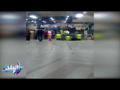 صدى البلد | لحظة تركيب بوابات التذاكر الجديدة بالمترو