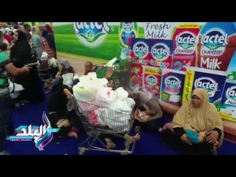 صدى البلد | مواطنون يفترشون الأرض بمعرض اهلا رمضان بمدينة نصر