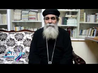 صدى البلد | كاهن بالاقصر يعلق فانونس رمضان بشرفته