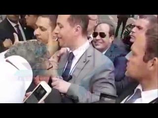 صدى البلد | الرئيس السيسي يترجل من سيارته لمصافحة المصريين فى ألمانيا