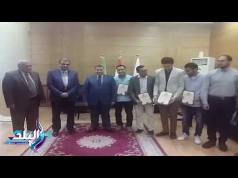 صدى البلد | رئيس جامعة بنها يكرم فريق الربوت : شبابنا بخير