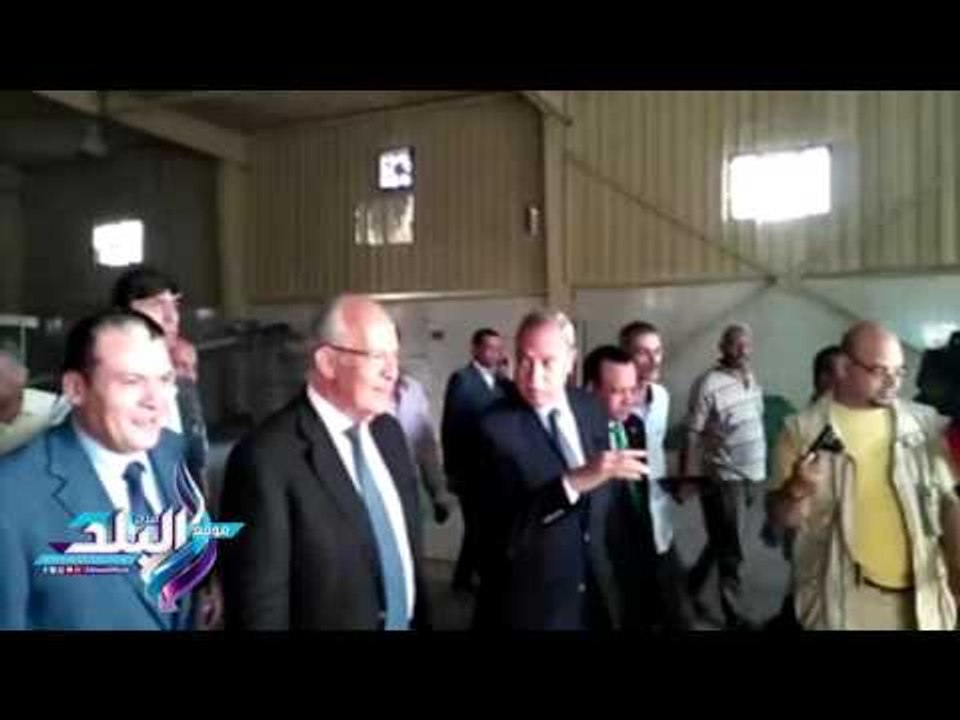صدى البلد | وزير التنمية المحلية يتناول خبز مدعم خلال زيارته لقنا قائلا: علشان يبقى "عيش وملح"
