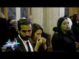 صدى البلد |  ابنة الفنان عزت العلايلي تنهار بالبكاء في عزاء والدتها