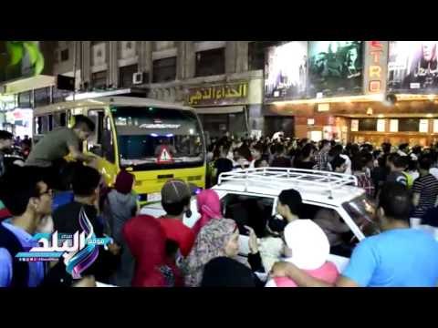 صدى البلد | الشرطة النسائية تستخدم الصواعق الكهربائية للحد من التحرش أمام دور السينما