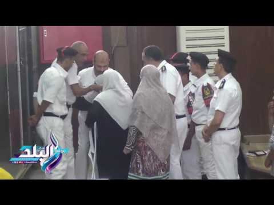 صدى البلد |قاضي «فض رابعة» يسمح لوالدة الإخواني عمرو زكي بالدخول للقفص الزجاجي