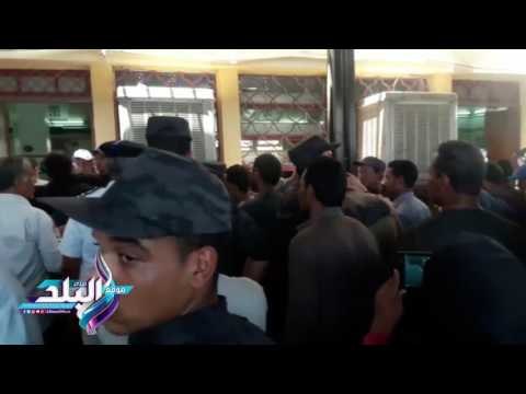 صدى البلد | شقيق شهيد الأقصر ينهار أمام جثمانه.. وضابط شرطة: نريد الشهادة