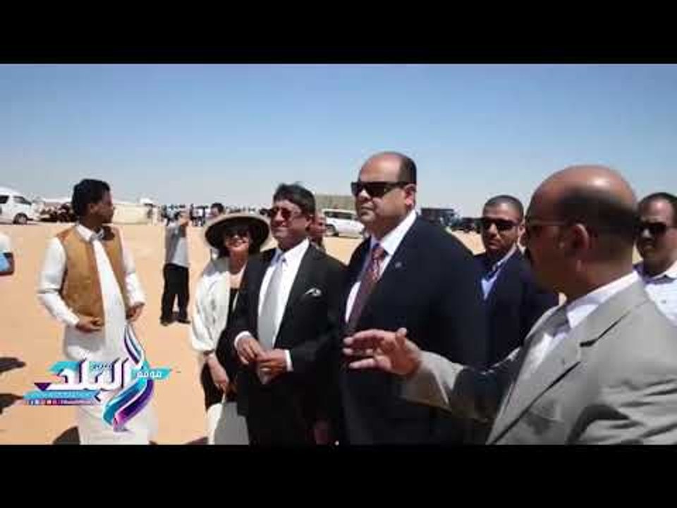 صدى البلد | محافظ مطروح والسفير الهندي يطلقان شارة بدء انارة تجمع اجعوين بالطاقة الشمسية