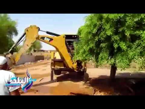 صدى البلد | محافظ أسوان يتفقد موقع الكسر المفاجئ لخط مياه الشرب