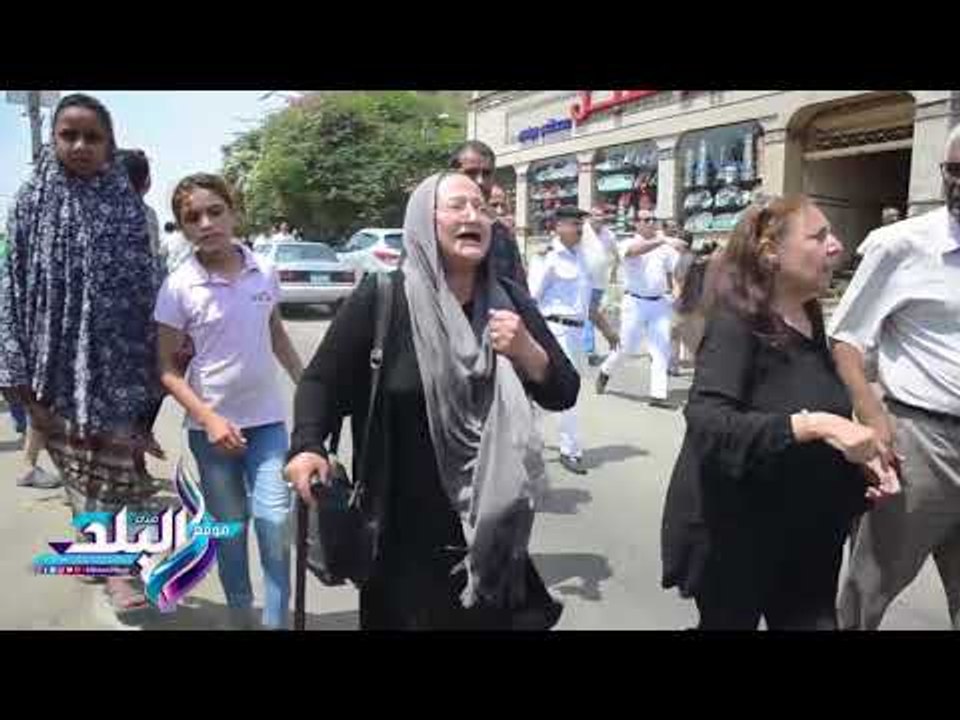 صدى البلد |انهيار أسرة رفعت السعيد من البكاء خلال تشييع جثمانه