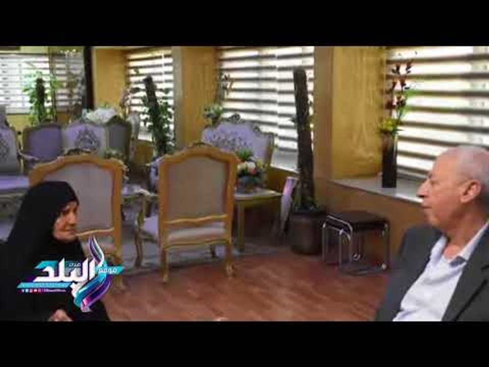 صدى البلد |  محافظ أسوان يستقبل الحاجه أميرة للأطمئنان على تسكين 6 أسر