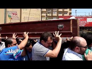 صدى البلد | تشييع جثمان والد باسم سمرة إلى مقابر العائلة بالفيوم