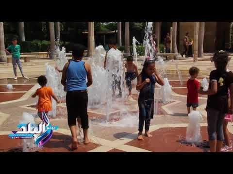 صدى البلد | أطفال يحولون نافورة حديقة الأزهر لـ «حمام سباحة»
