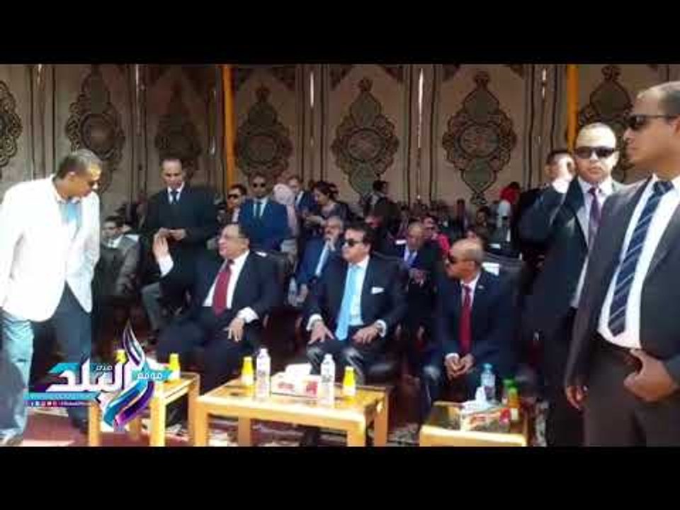 صدى البلد |طلاب جامعة حلوان يحتفون بوزير التعليم العالي.. و"عبد الغفار": "أبهرتوني"