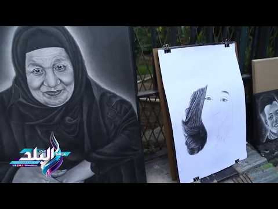 صدى البلد |"سيد ياسين " يبدع في الرسم بالفحم أمام جامعه عين شمس