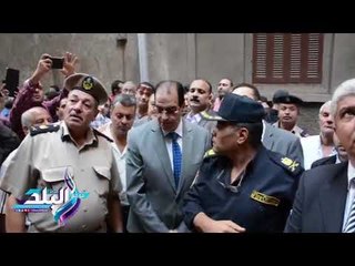 صدى البلد | محافظ الدقهلية يتفقد موقع العقار المائل بالمنصورة