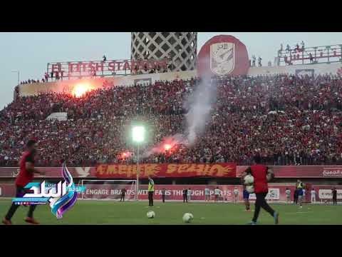 صدى البلد | شاهد.. جماهير الأهلي تشعل مختار التتش بـ الشماريخ