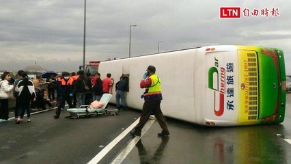 疑現「水漂」釀禍！遊覽車國道3翻覆33傷事故原因出爐