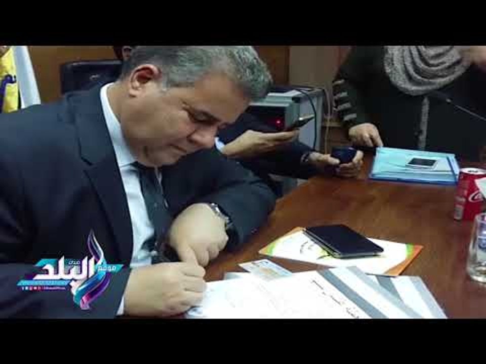 صدى البلد | رئيس جامعة بنها يوقع على استمارة حملة «علشان تبنيها»
