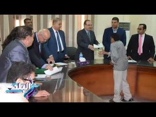 صدى البلد |  محافظ بني سويف يسلم 21 عقد عمل للأشخاص ذوي الإعاقة