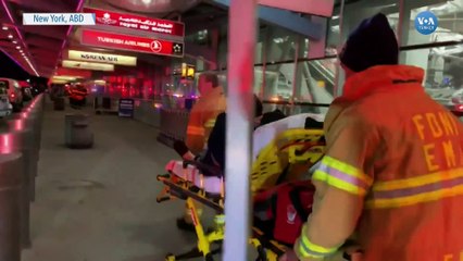 Kaza tehlikesi atlatan THY uçağında yaralanan yolcular New York JFK Havalimanı'ndan ambulanslarla çıkarılıyor