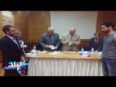 صدى البلد | لحظة فرز الأصوات فى انتخابات اتحاد طلاب جامعة بنها