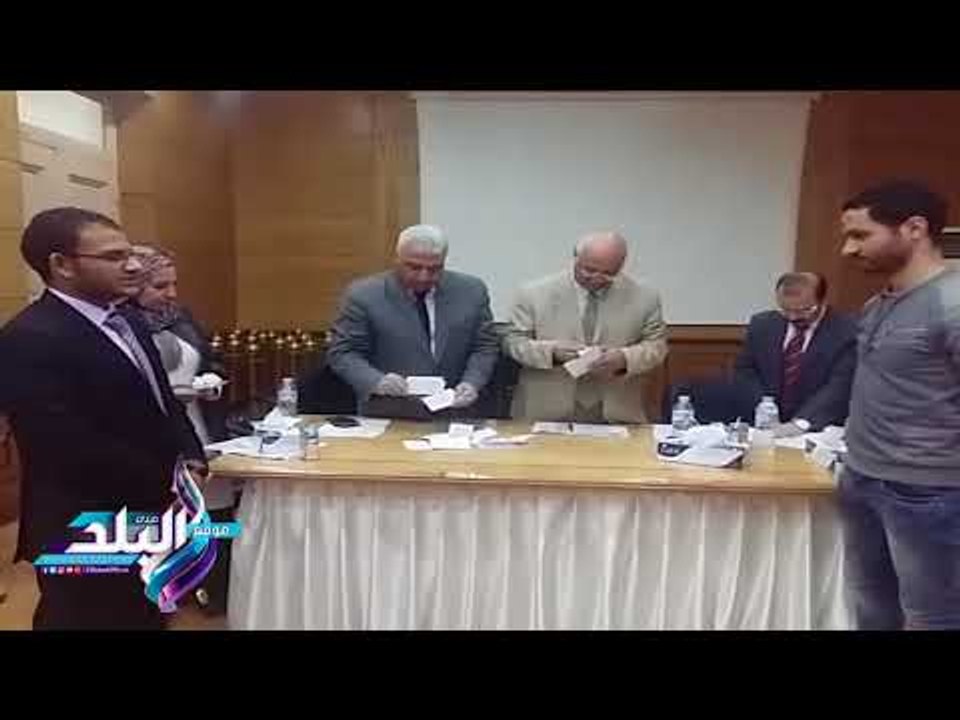 صدى البلد | لحظة فرز الأصوات فى انتخابات اتحاد طلاب جامعة بنها
