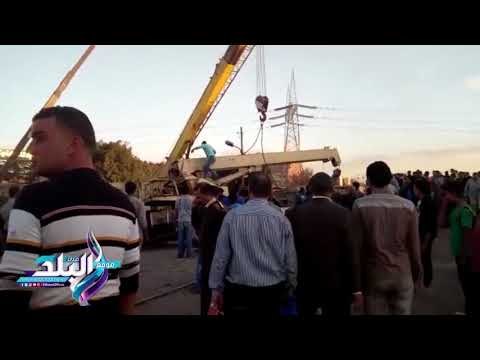 صدى البلد | شاهد... ونش يقتحم مزلقان ميت حلفا رغم إغلاقه لعبور قطار