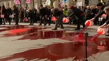 شاهد: محتجون ضد تغير المناخ يسكبون دما مصطنعا وسط لندن
