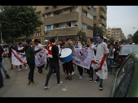 صدى البلد | المئات يتظاهرون أمام نادي الزمالك ويطالبون برحيل مرتضى ونجله