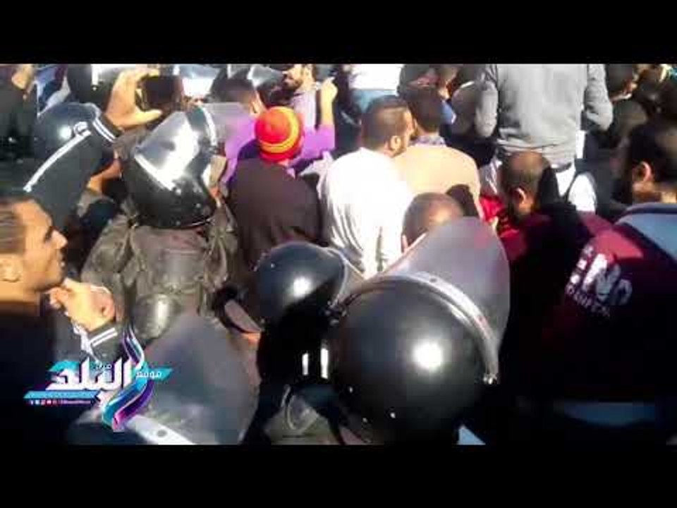 صدى البلد | تظاهر العشرات في محيط الجامع الأزهر وسط هتافات «بالروح بالدم نفديك يا أقصى»