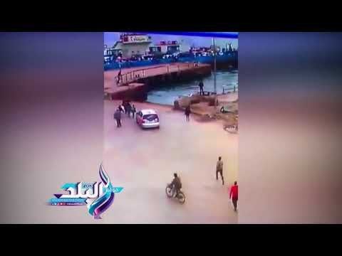 صدى البلد | لحظة سقوط سيارة فى معدية بورسعيد