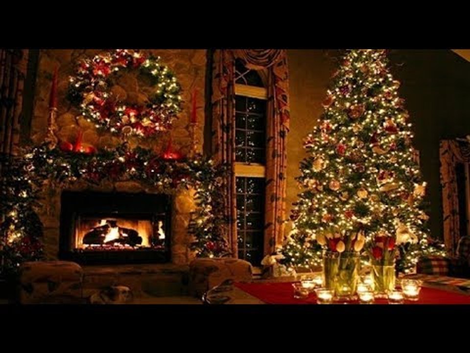 صدى البلد |  بالالوان والنجوم المضيئة .. شوارع وسط البلد تستعد للاحتفال باعياد راس السنة