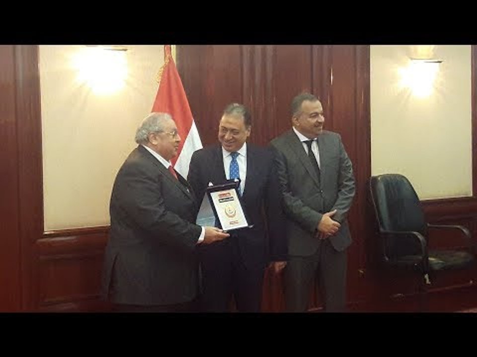 صدى البلد | وزير الصحة يكرم أعضاء لجنة صياغة قا...