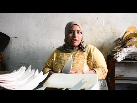 صدى البلد | منى.. ست بـ 100 راجل تصنع الأحذية لتساعد زوجها وتعلم أولادها