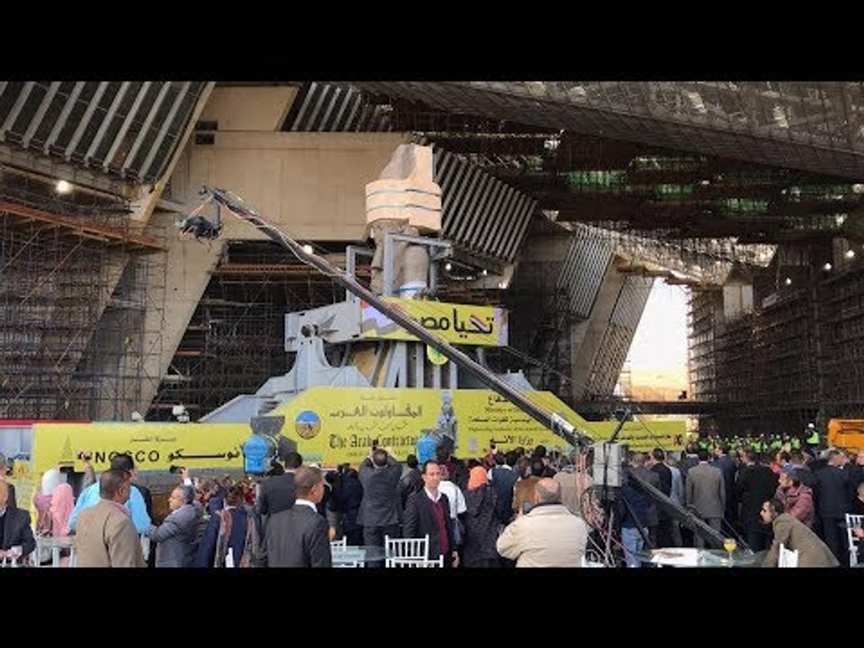 صدى البلد | انتهاء نقل تمثال رمسيس الثاني إلى البهو الأعظم بالمتحف المصري الكبير